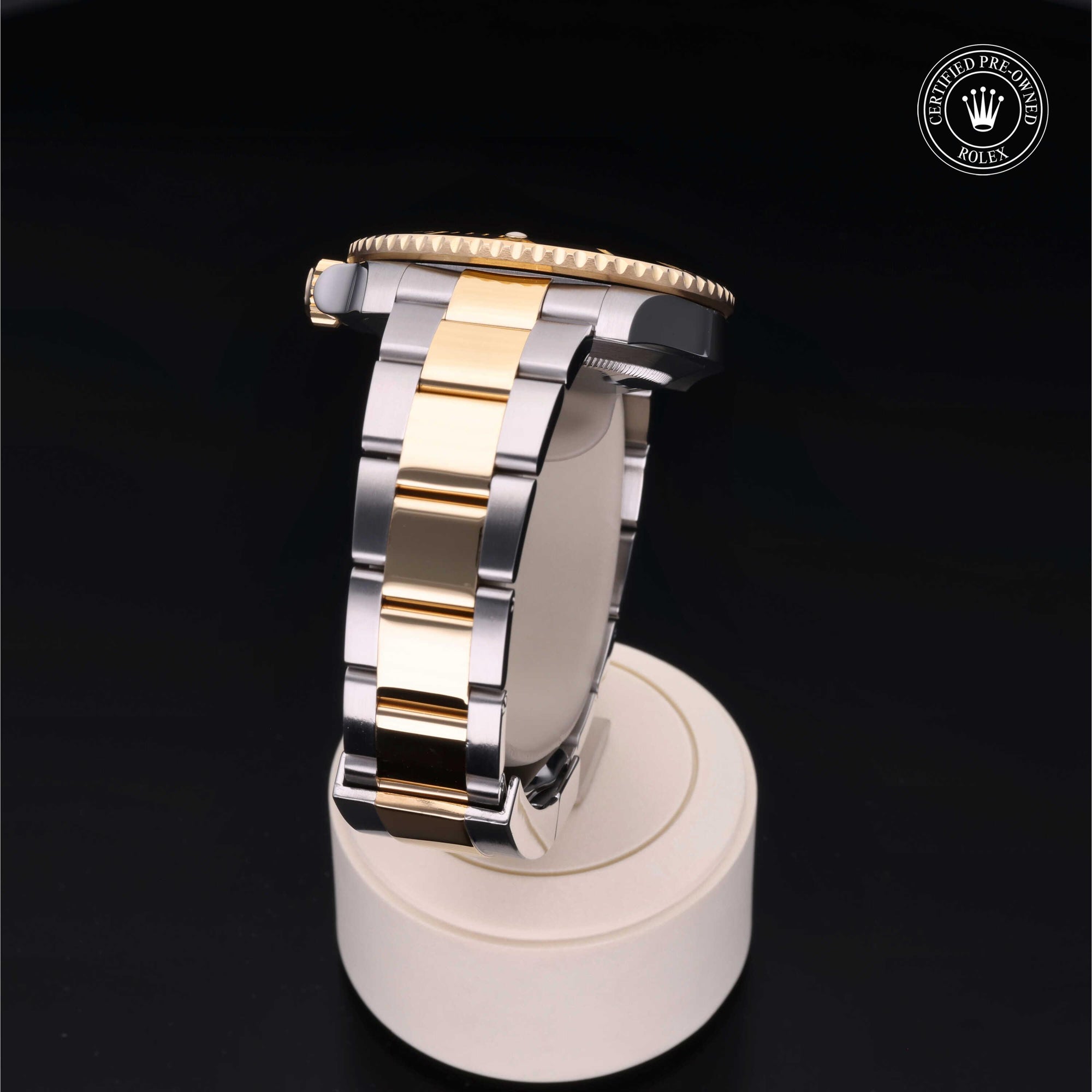 Close-up of the Oyster bracelet and Oysterlock clasp on the Rolex Certified Pre-Owned Submariner Date M16613 in Oystersteel and yellow gold.