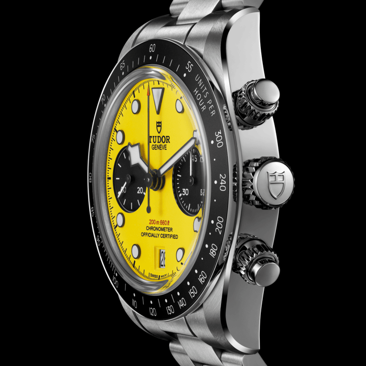 Screw-down crown and chronograph pushers on Black Bay Chrono 39 Bumblebee