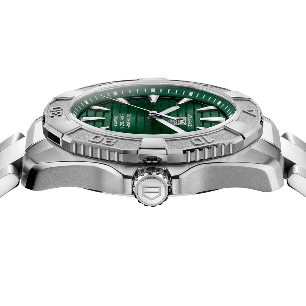 TAG Heuer Aquaracer Solargraph luxury dive-inspired watch powered by light with steel bracelet and green dial